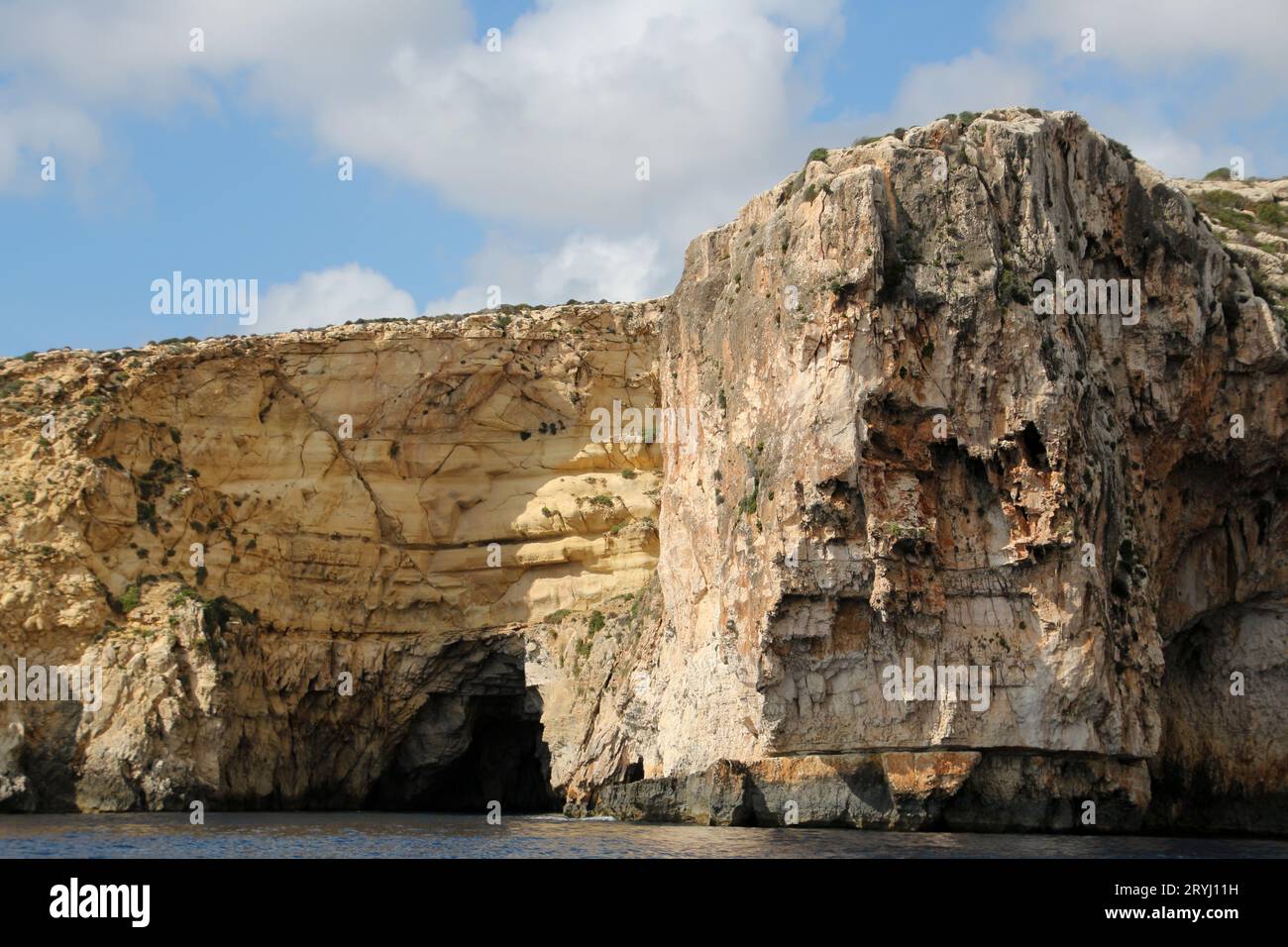 Ripide scogliere presso la Grotta Azzurra sull'isola di Malta Foto Stock