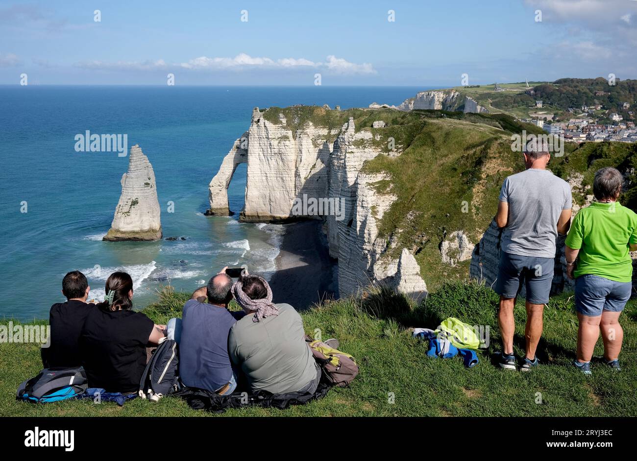 I turisti si godono la vista della spiaggia di Etretat con le sue famose scogliere di gesso e le formazioni rocciose costiere. Francia, Francia, Normandia, 2023 Falaises Foto Stock