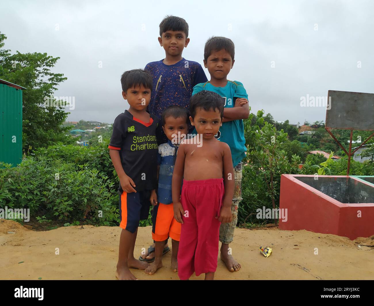 Il bambino rifugiato Rohingya si sta candidando per un photoshop Foto Stock