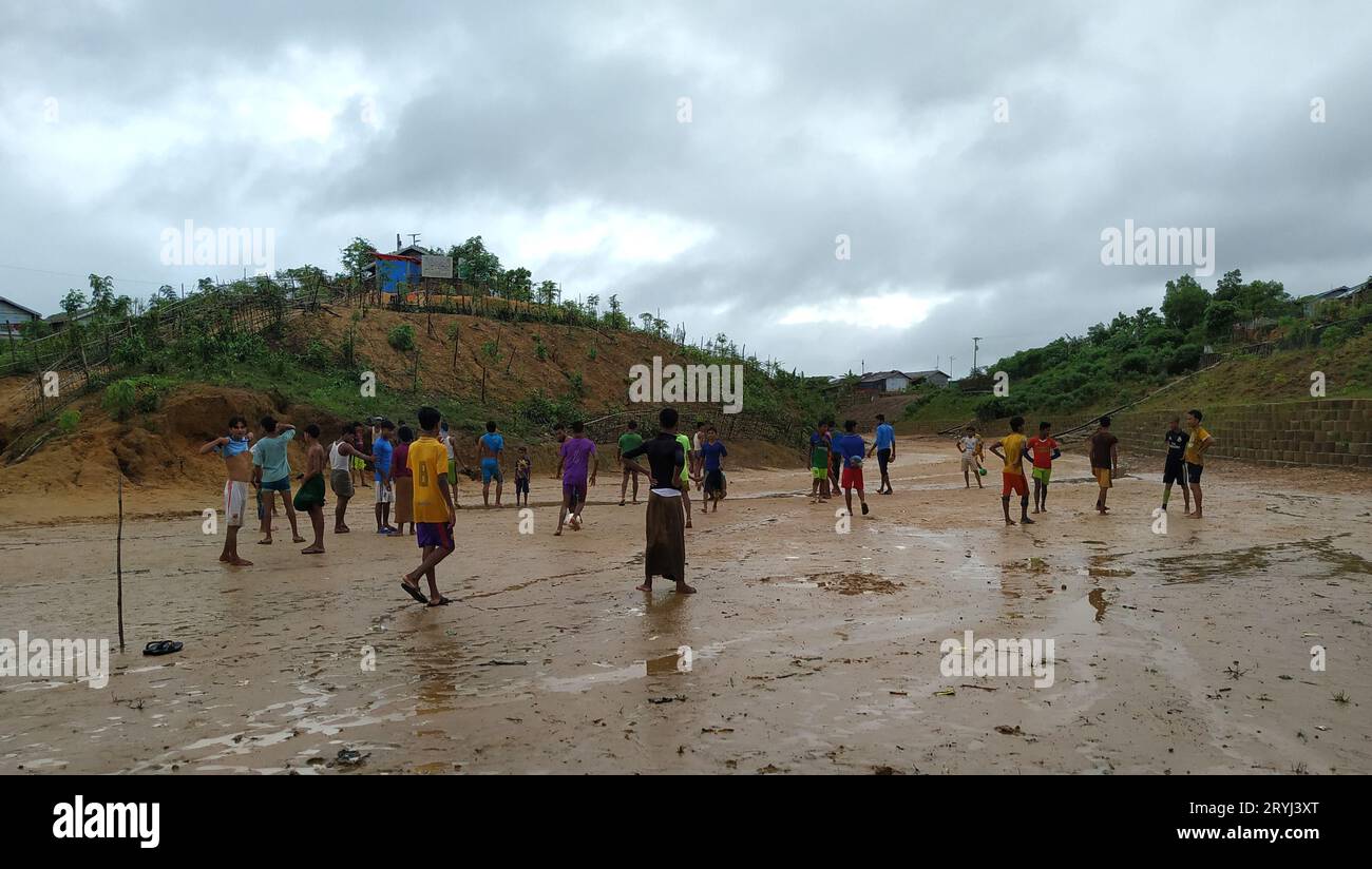 Rohingya, bambini e ragazze rifugiate, stanno giocando nel campo Foto Stock