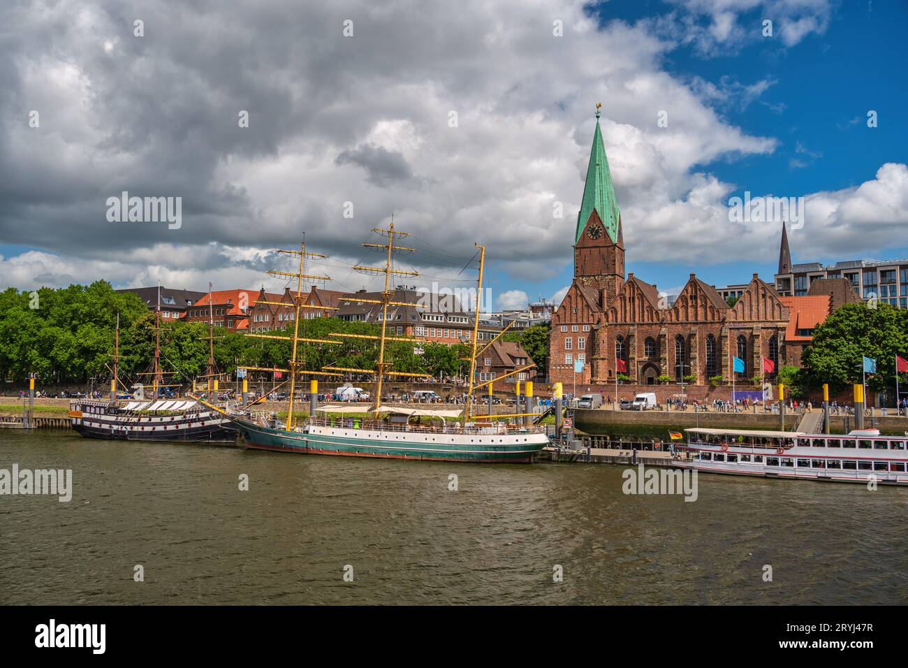 Brema Germania, skyline della città sul fiume Weser con il molo di Martinianleger Foto Stock