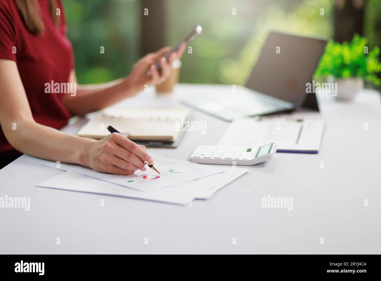 Concetto di business Office donna che lavora, Businesswoman sorriso mentre lavorando sul suo piano di invesment con l'analisi di documenti e di business investment gr Foto Stock
