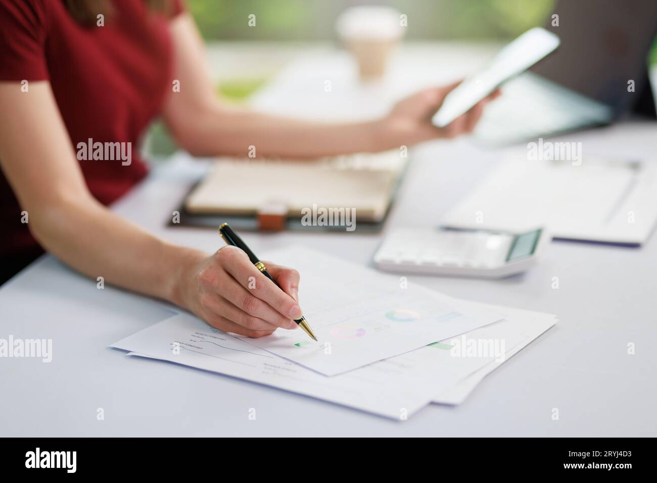 Concetto di business Office donna che lavora, Businesswoman sorriso mentre lavorando sul suo piano di invesment con l'analisi di documenti e di business investment gr Foto Stock