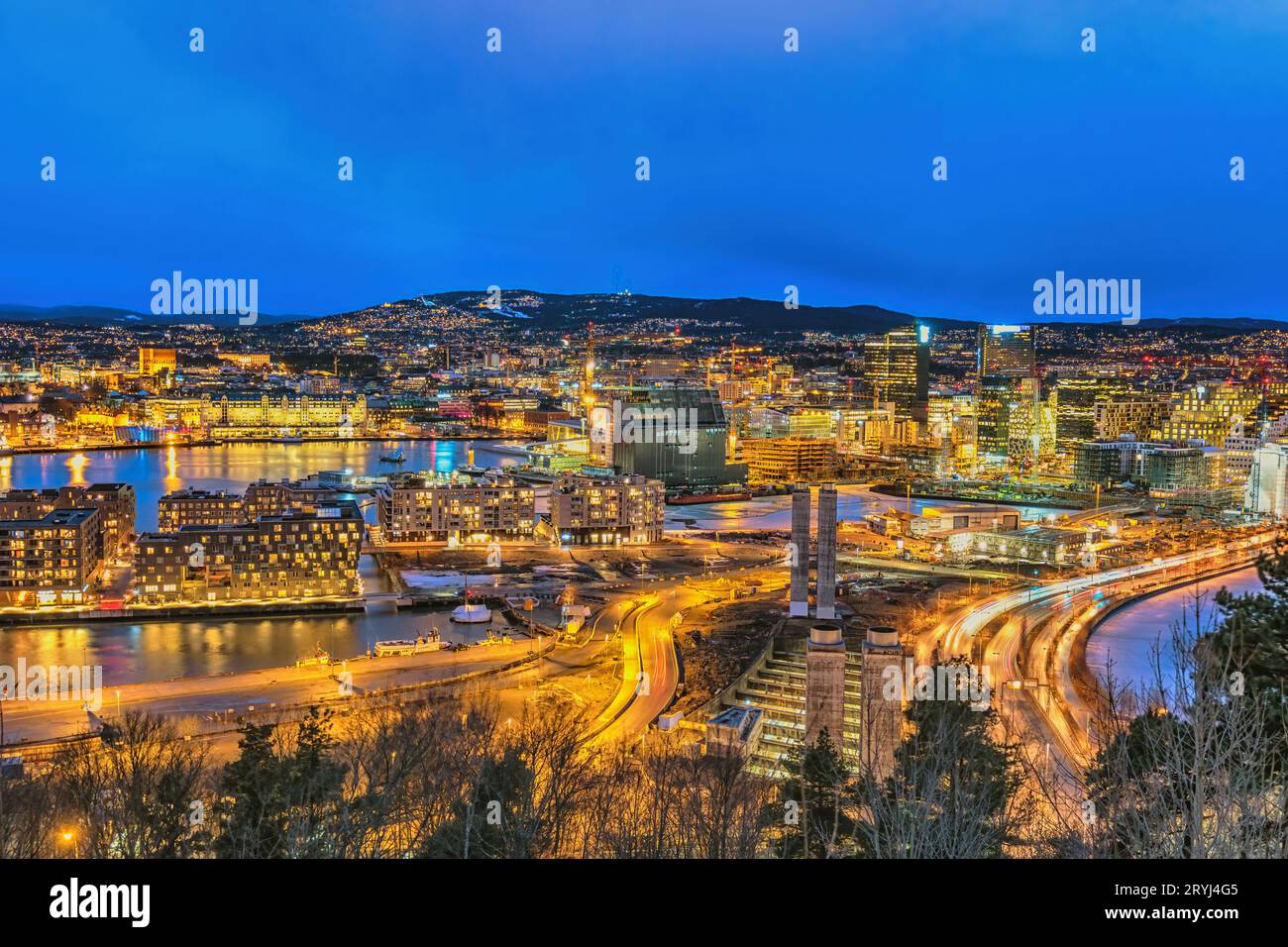 Oslo NORVEGIA, notte dello skyline della città al quartiere degli affari e il progetto di codice a barre Foto Stock
