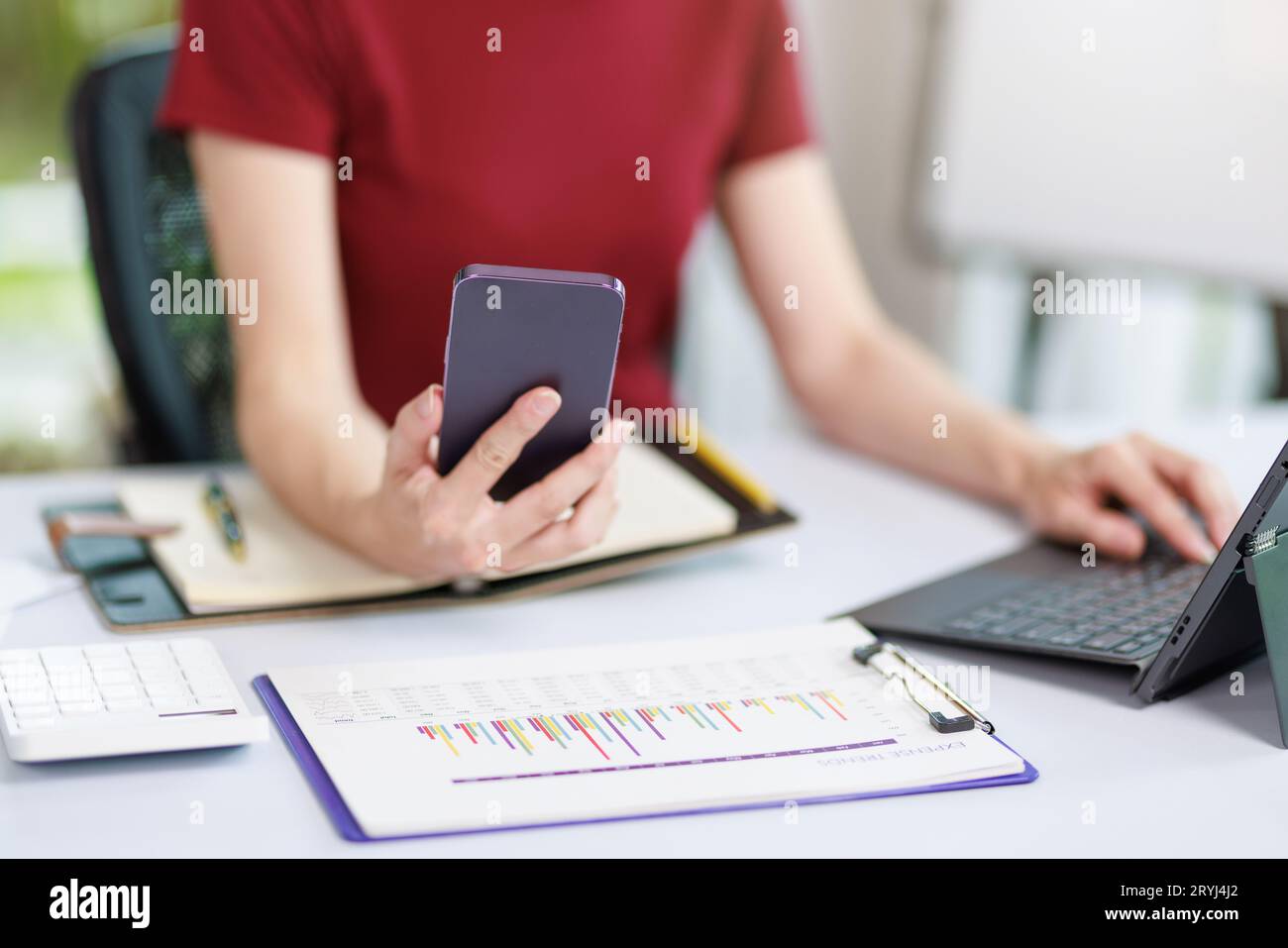 Concetto di business Office donna che lavora, Businesswoman sorriso mentre lavorando sul suo piano di invesment con l'analisi di documenti e di business investment gr Foto Stock