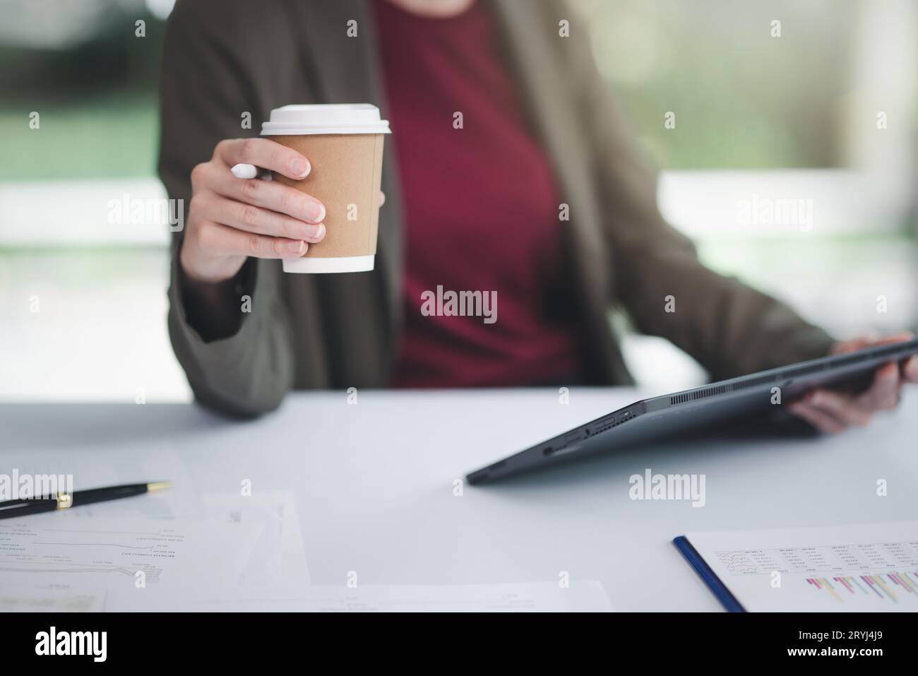 Concetto di business Office donna che lavora, Businesswoman sorriso mentre lavorando sul suo piano di invesment con l'analisi di documenti e di business investment gr Foto Stock