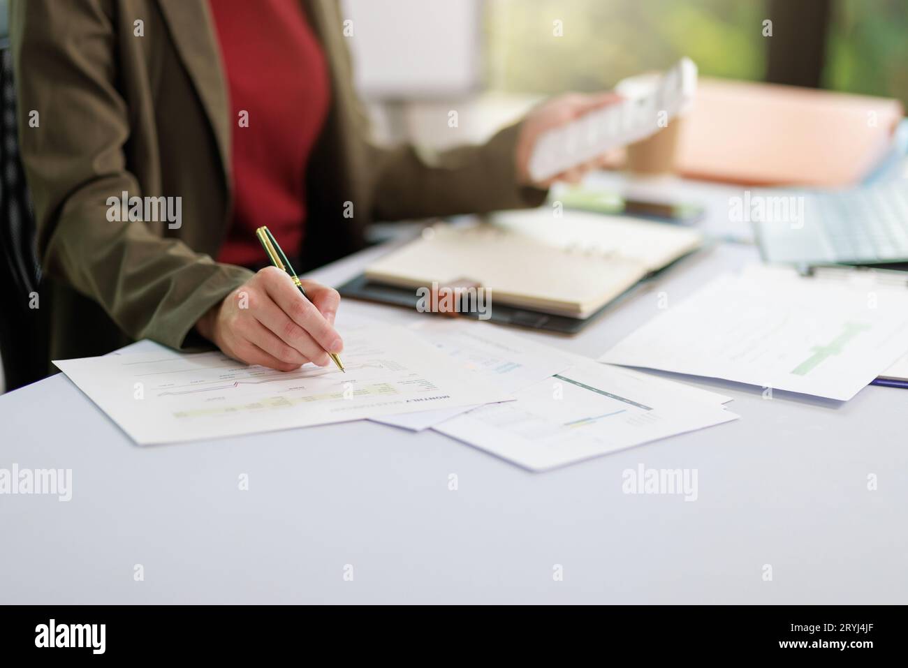 Concetto di business Office donna che lavora, Businesswoman sorriso mentre lavorando sul suo piano di invesment con l'analisi di documenti e di business investment gr Foto Stock