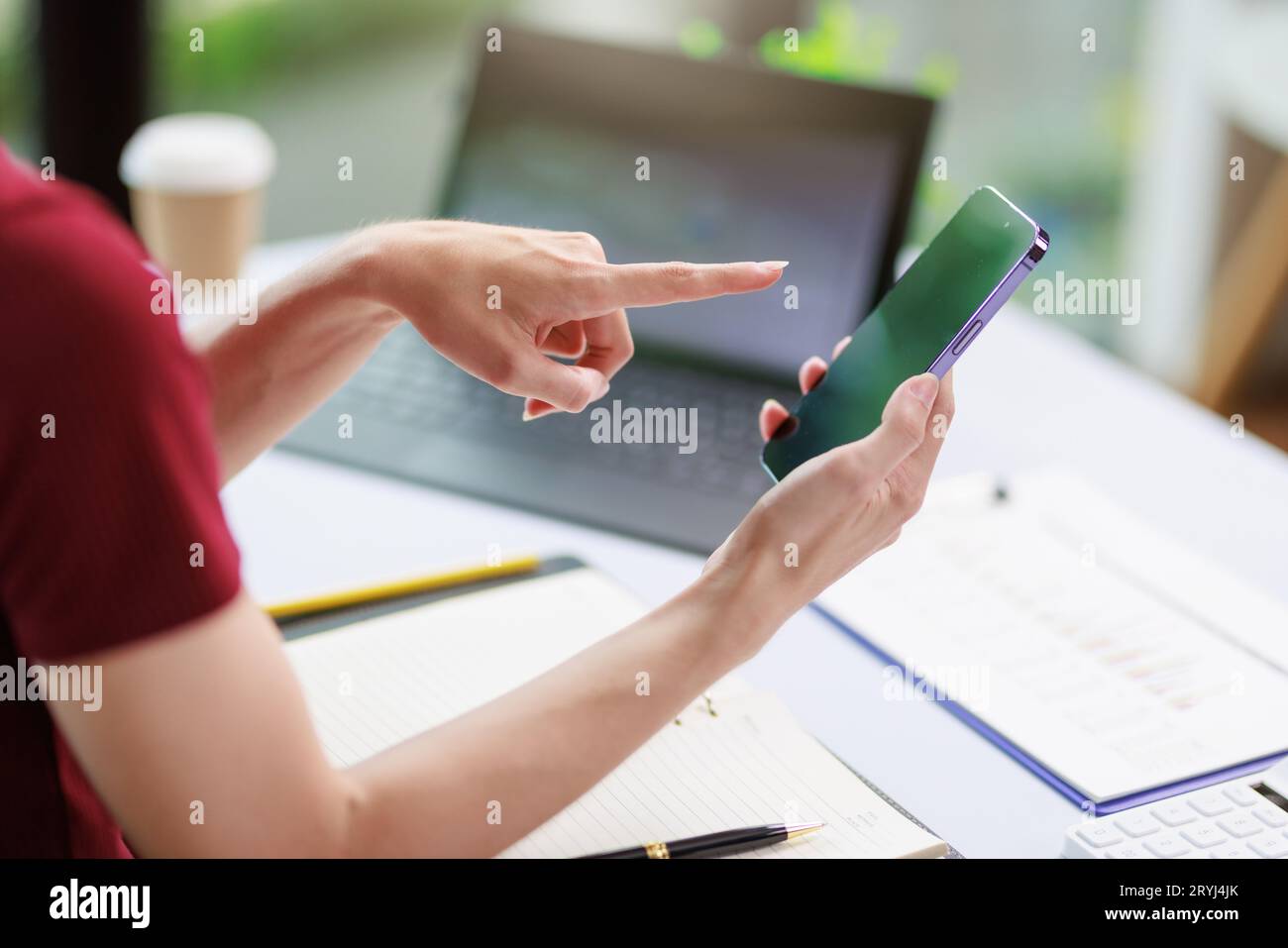 Concetto di business Office donna che lavora, Businesswoman sorriso mentre lavorando sul suo piano di invesment con l'analisi di documenti e di business investment gr Foto Stock