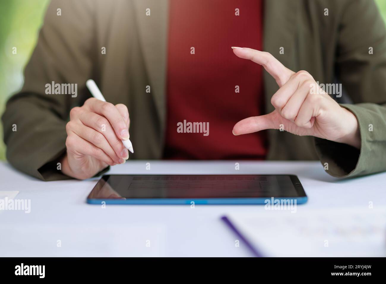 Concetto di business Office donna che lavora, Businesswoman sorriso mentre lavorando sul suo piano di invesment con l'analisi di documenti e di business investment gr Foto Stock