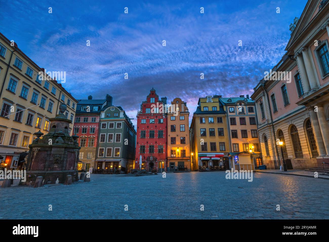 Stoccolma Svezia, skyline notturno della città al centro storico di Gamla Stan e alla piazza della città di Stortorget Foto Stock