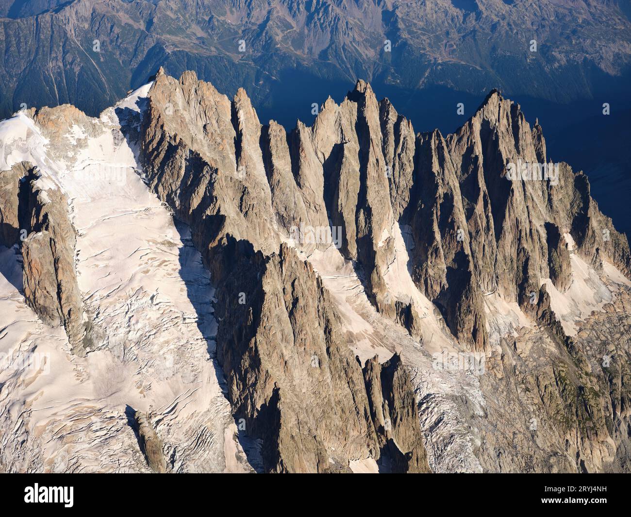 VISTA AEREA. Envers du Plan Glacier e Aiguilles de Chamonix da sinistra a destra: Plan, Blaitière e Grépon Peaks. Chamonix, Francia. Foto Stock