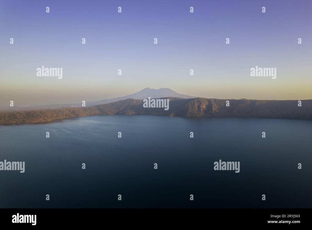 Tema di viaggio in Nicaragua vista aerea droni. Laguna blu al tramonto Foto Stock