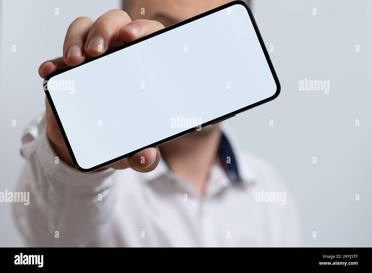 Uomo tiene lo smartphone e mostra la vista macro ravvicinata del display Foto Stock