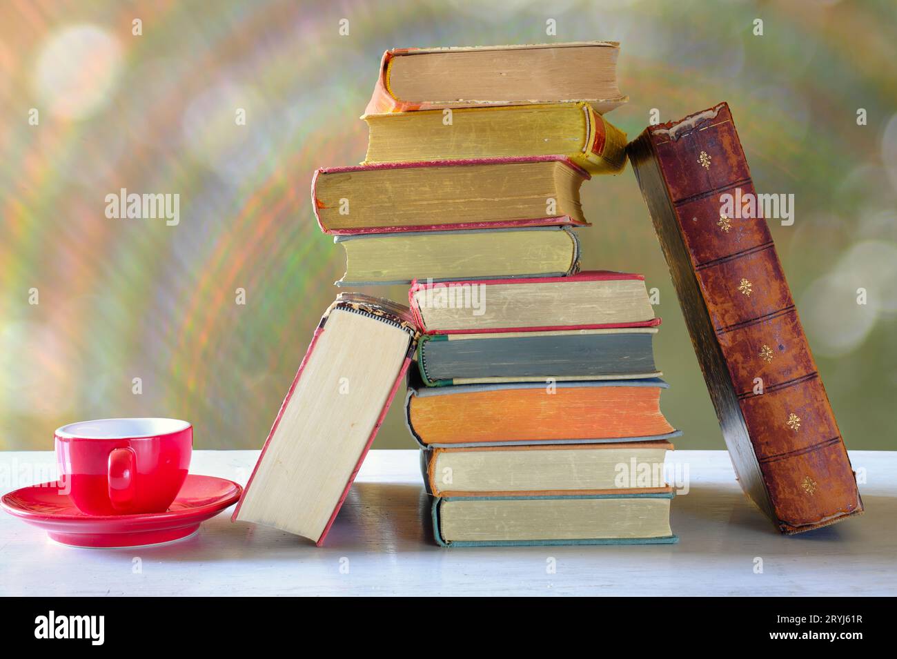 Pila di libri con sfondo sfocato da libreria, fiera del libro, relax, lettura, apprendimento, istruzione o concetto di ufficio domestico Foto Stock