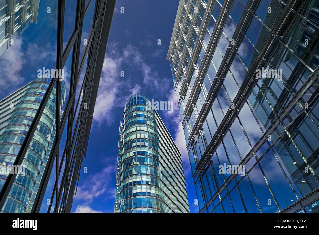 Alto WorkRepublic MedienHafen riflesso nelle facciate di vetro, Duesseldorf, Germania, Europa Foto Stock