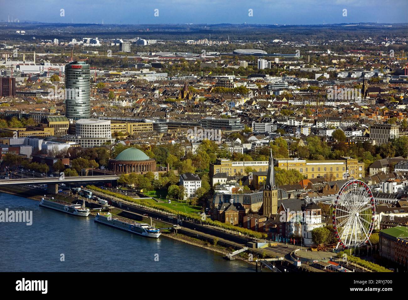 Vista dal Rheinturm del grattacielo ERGO, la Tonhalle e l'Accademia d'Arte di Duesseldorf, Germania Foto Stock