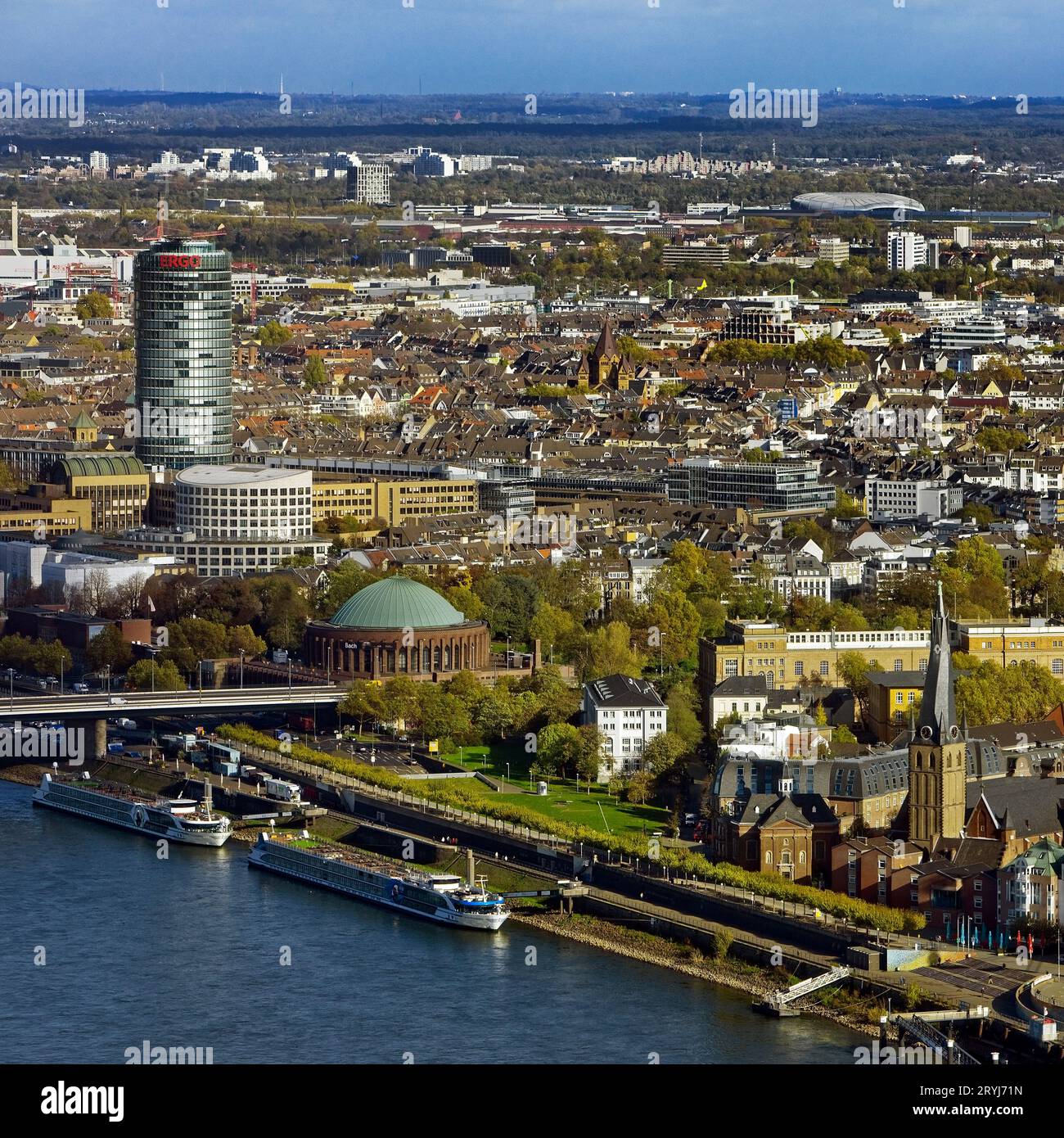 Vista dal Rheinturm del grattacielo ERGO, la Tonhalle e l'Accademia d'Arte di Duesseldorf, Germania Foto Stock