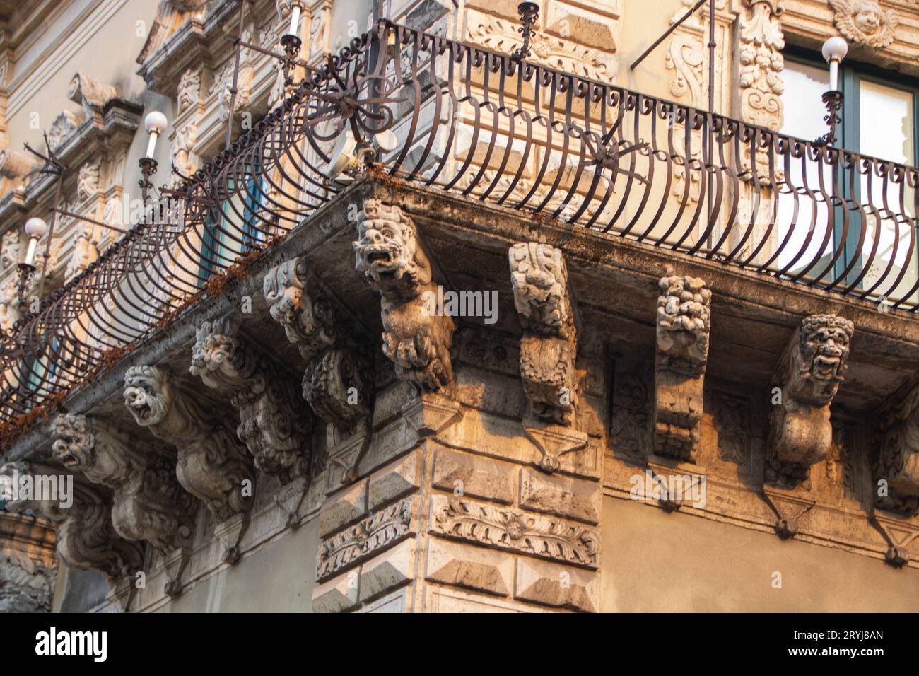 Decorazioni in stile barocco su edifici di Acireale Foto Stock