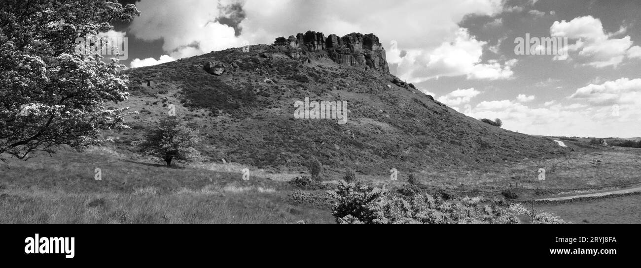 Vista su Hen Cloud Rock, The Roaches Rocks, Upper Hulme, Staffordshire, Inghilterra, REGNO UNITO Foto Stock