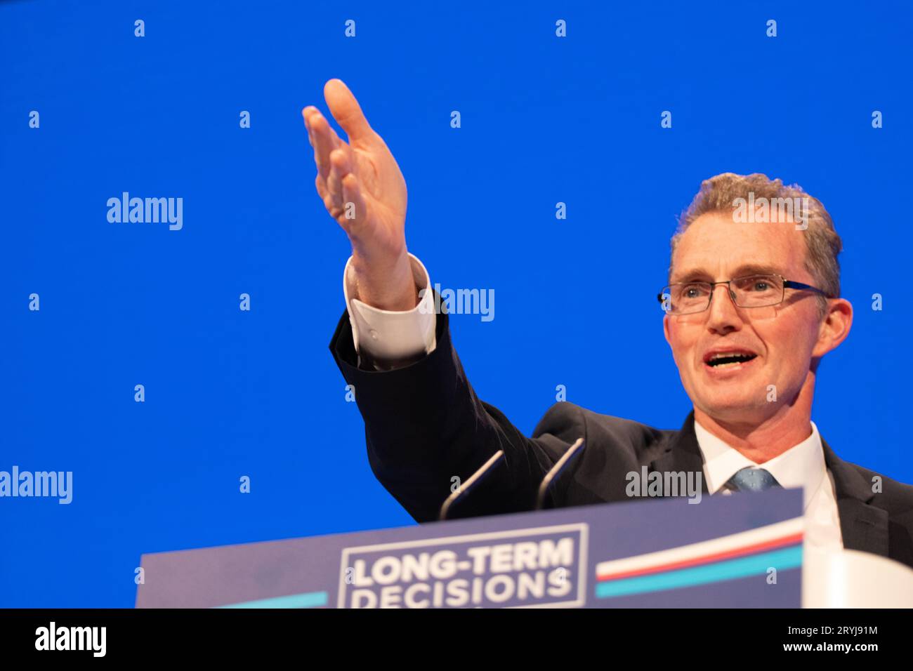 Manchester, Regno Unito. 1 ottobre 2023. David TC Davies deputato Segretario di Stato del Galles presso il centro centrale di Manchester che ospita il primo giorno della conferenza Tory 2023. Manchester UK. Foto: Garyroberts/worldwidefeatures.com credito: GaryRobertsphotography/Alamy Live News Foto Stock