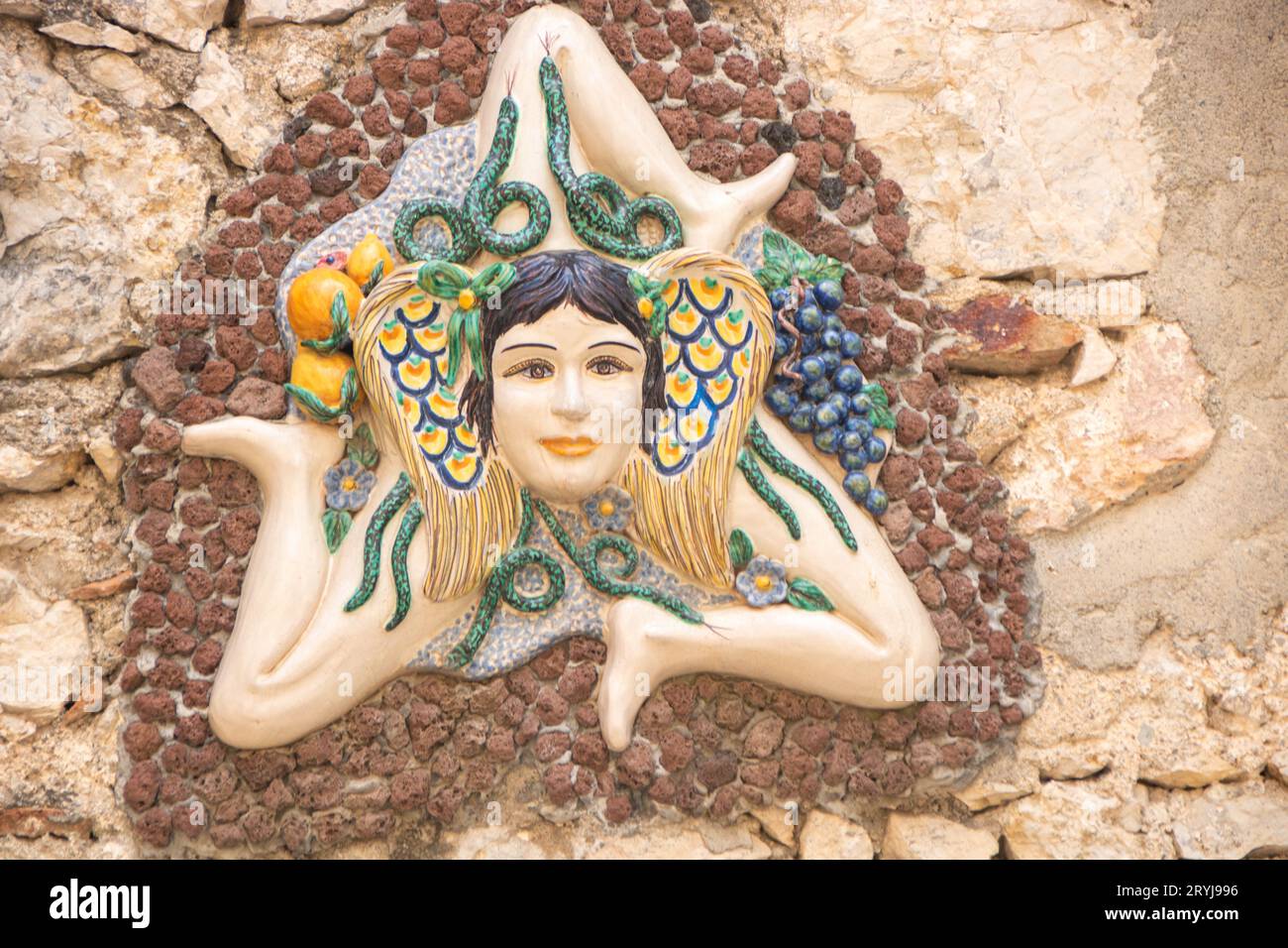 Simbolo di Trinacria su un muro a Taormina Foto Stock