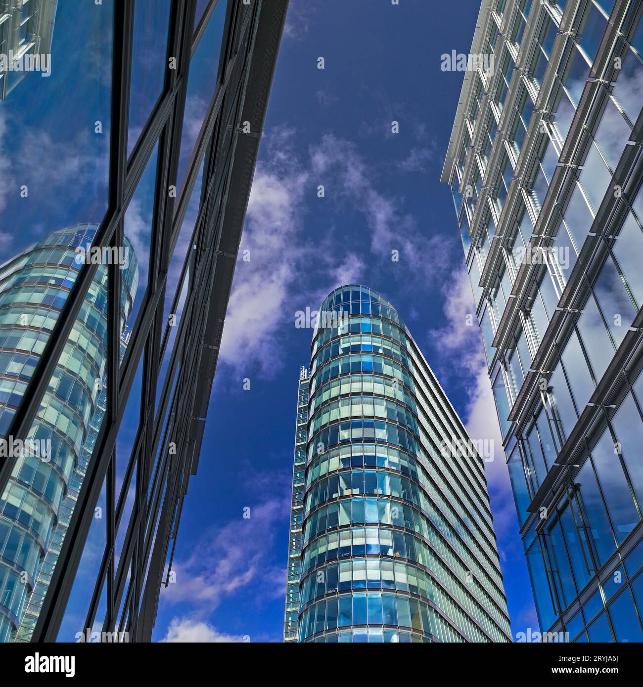 Alto WorkRepublic MedienHafen riflesso nelle facciate di vetro, Duesseldorf, Germania, Europa Foto Stock