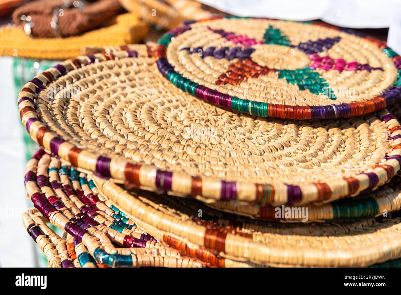 prodotti in vimini colorati fatti a mano, concetto di decorazione sostenibile. Foto di alta qualità Foto Stock