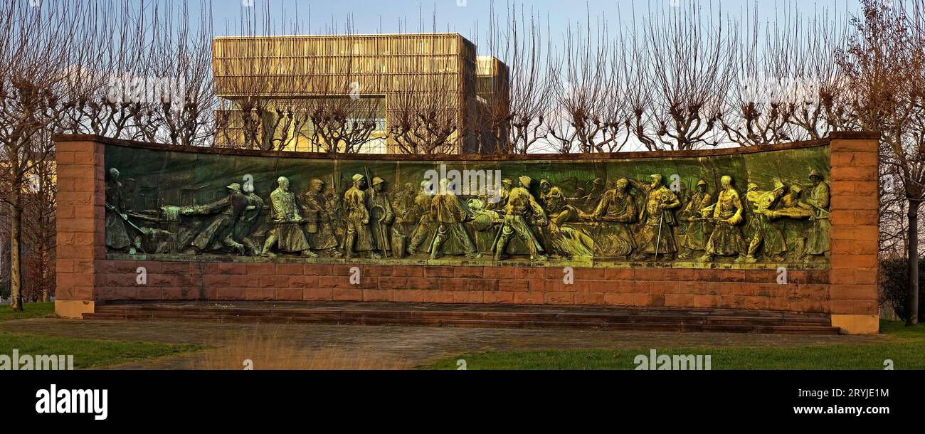 Monumento crogiolo, scultura in rilievo di fronte alla sede centrale di ThyssenKrupp, Essen, Germania Europa Foto Stock