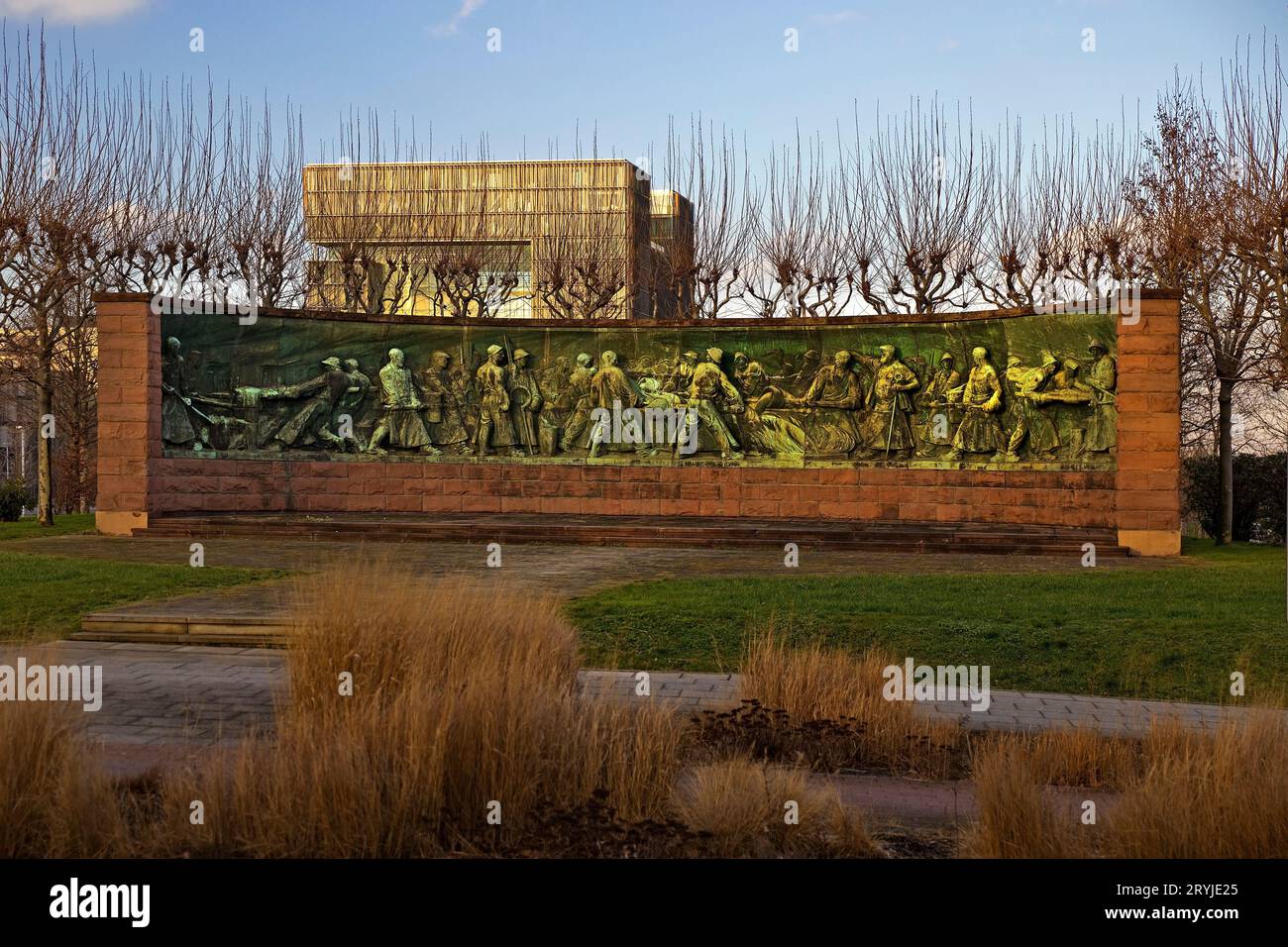 Monumento crogiolo, scultura in rilievo di fronte alla sede centrale di ThyssenKrupp, Essen, Germania Europa Foto Stock