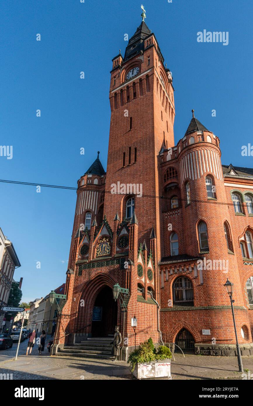 Statue des Hauptmann von Köpenick, Rathaus, Backsteingotik, Altstadt, Köpenick, Berlin, Deutschland, Europa *** Statua del Capitano di Köpenick, Municipio, Brick Gothic, Old Town, Köpenick, Berlino, Germania, Europa credito: Imago/Alamy Live News Foto Stock