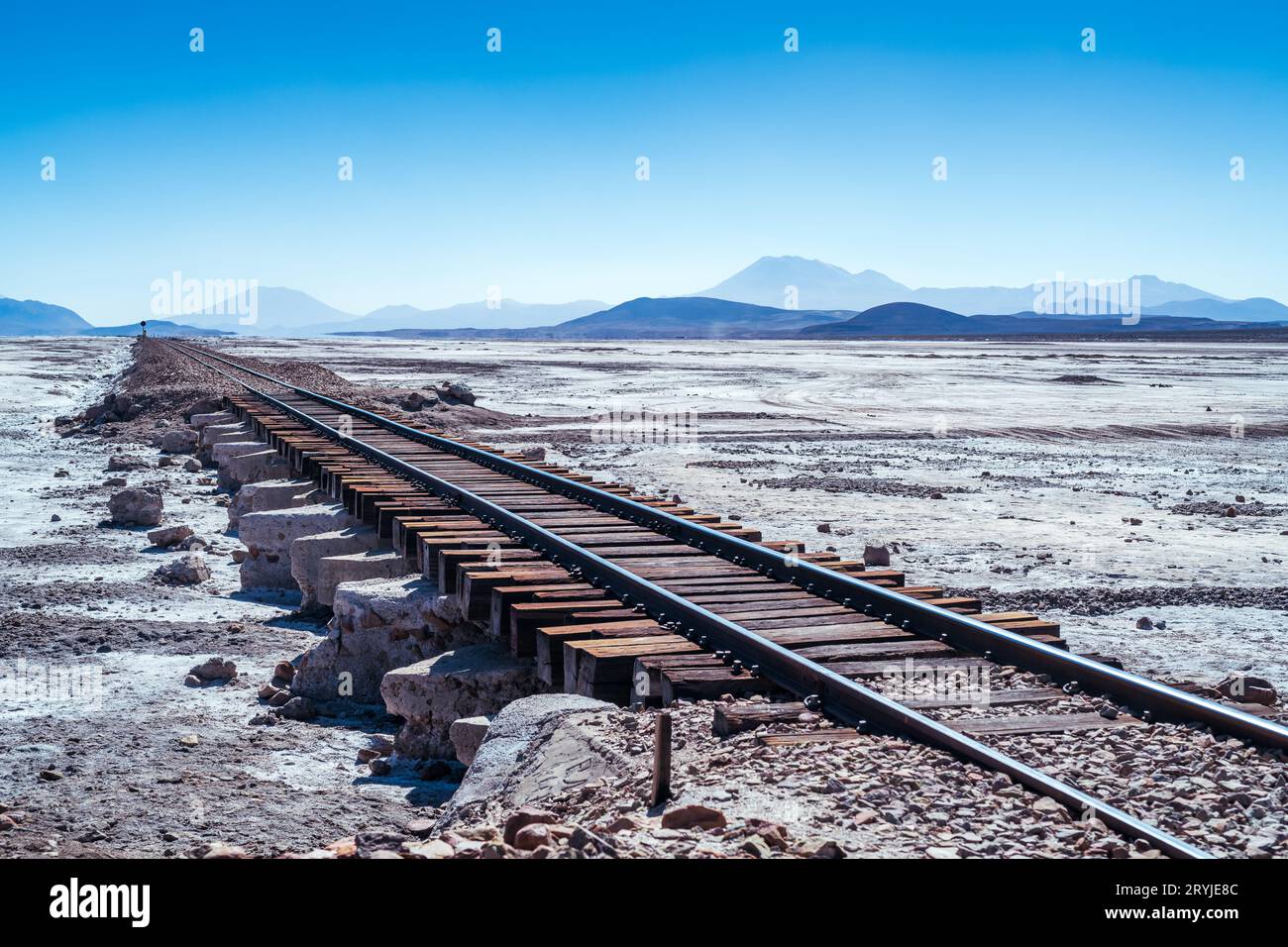 Binari ferroviari nel salar de chiguana nell'altiplano boliviano Foto Stock