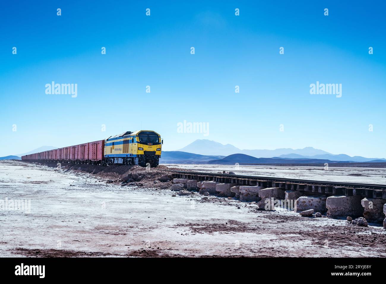 Carrozze ferroviarie sul salar de chiguana nell'altiplano boliviano Foto Stock