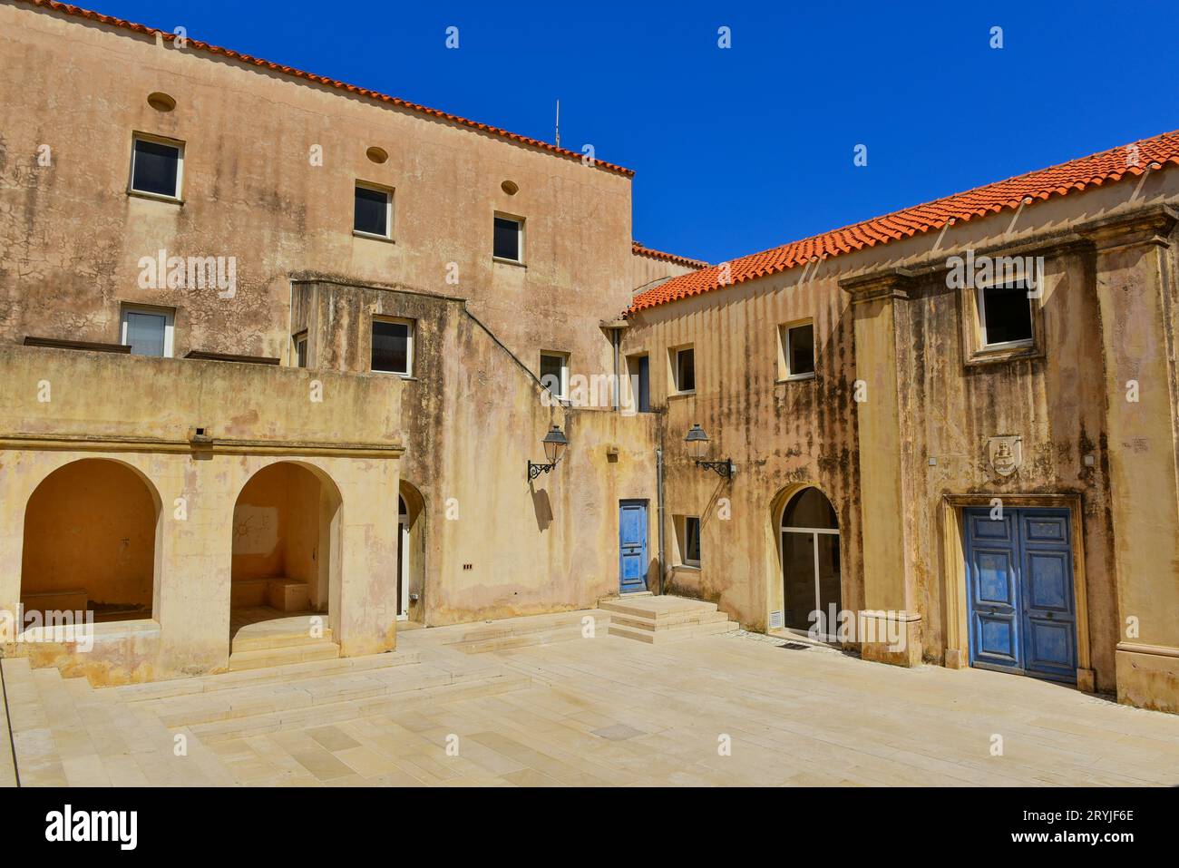 Una piazza di fronte ad un edificio governativo vicino all'Église Saint Dominique nella vecchia cittadella di Bonifacio, Corsica, luglio 2016 Foto Stock