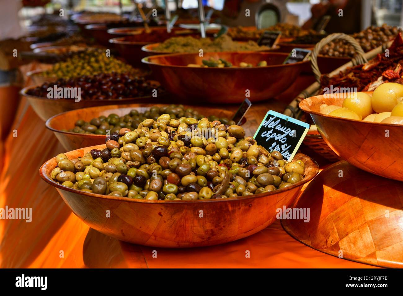 Olive sottaceto nel mercato agricolo di Ajaccio, città natale di Napoleone, Corsica, Francia, luglio 2016 Foto Stock