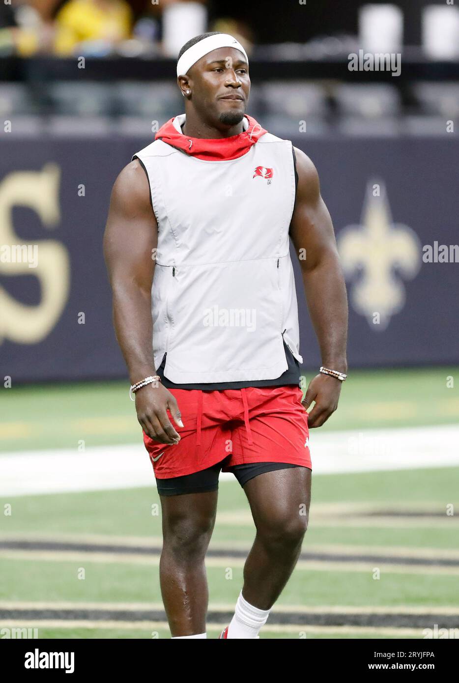 New Orleans, USA. 1 ottobre 2023. Il linebacker dei Tampa Bay Buccaneers Devin White (45) partecipa alle attività pre-partita durante una partita della National Football League al Caesars Superdome di New Orleans, Louisiana, domenica 1 ottobre 2023. (Foto di Peter G. Forest/Sipa USA) credito: SIPA USA/Alamy Live News Foto Stock