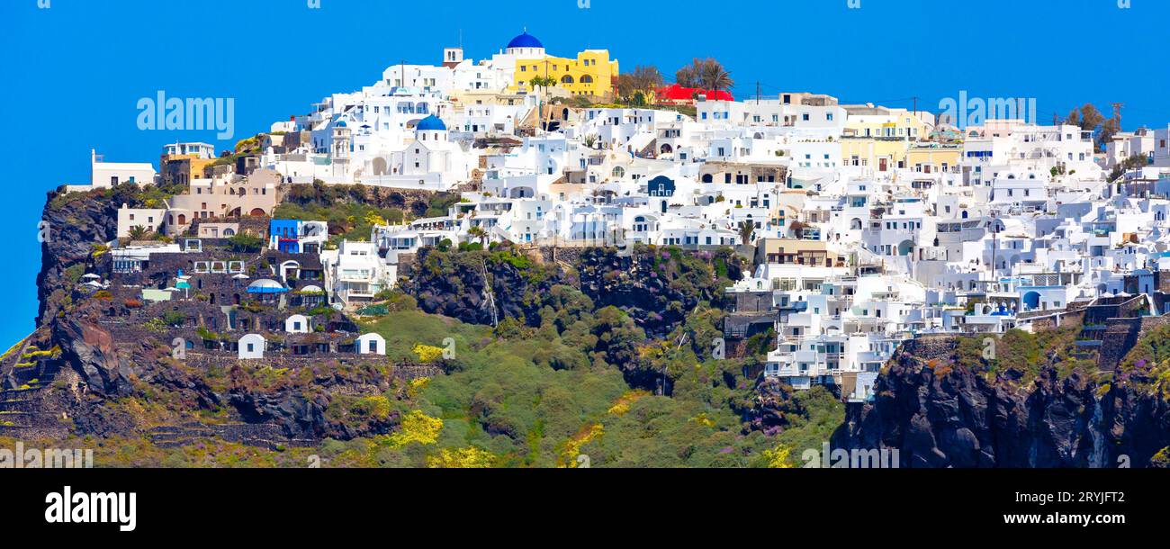 Santorini, bandiera greca di case e chiese Foto Stock