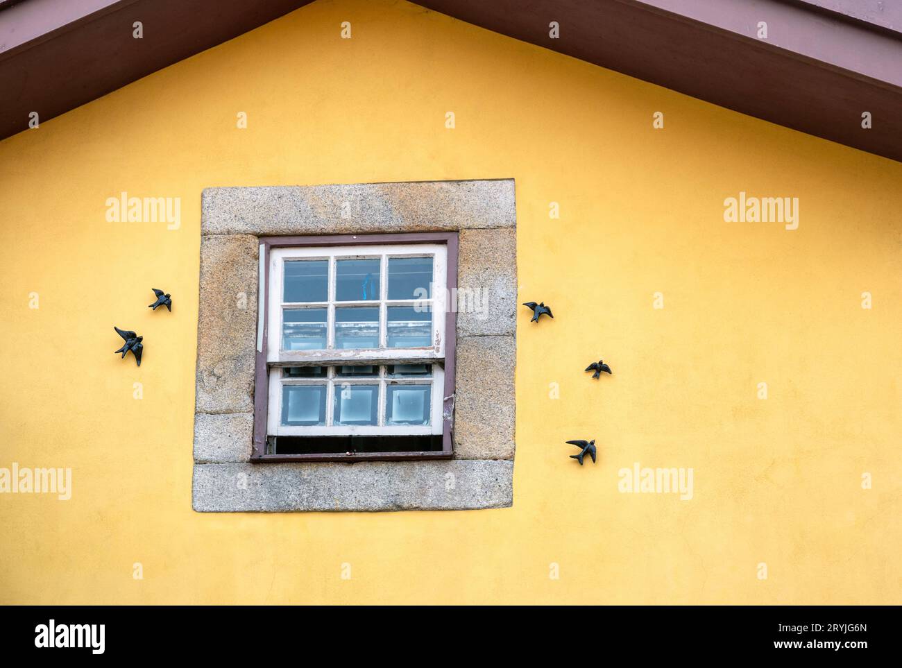 Piccole rondini di ceramica decorano l'esterno di una casa a Porto, Portogallo. Le rondini sono considerate buona fortuna in Portogallo. Foto Stock