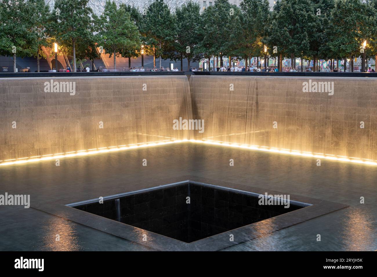 Vista unica sulla piazza commemorativa e museo del 9/11 a Newy York, Lower Manhattan. Accanto all'edificio del One World Trade Center. Foto Stock