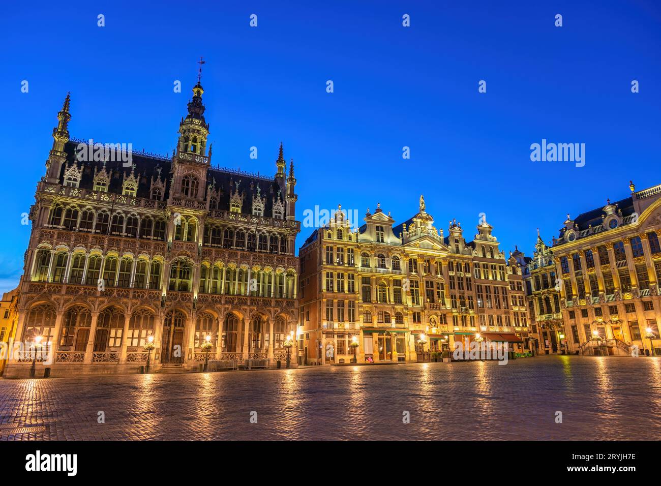 Bruxelles Belgio, skyline notturno della città a Grand Place Square Foto Stock