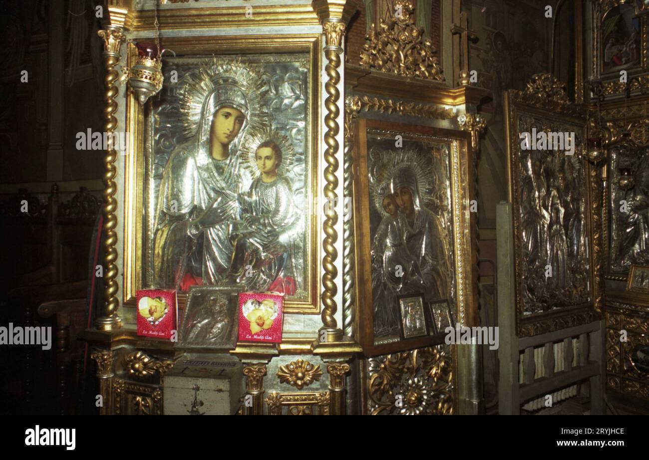Contea di Ilfov, Romania, 1990. Icone bizantine raffiguranti la madre di Dio con il bambino nel monastero di Tiganesti. L'icona nella parte anteriore è considerata un'icona miracolosa. Foto Stock