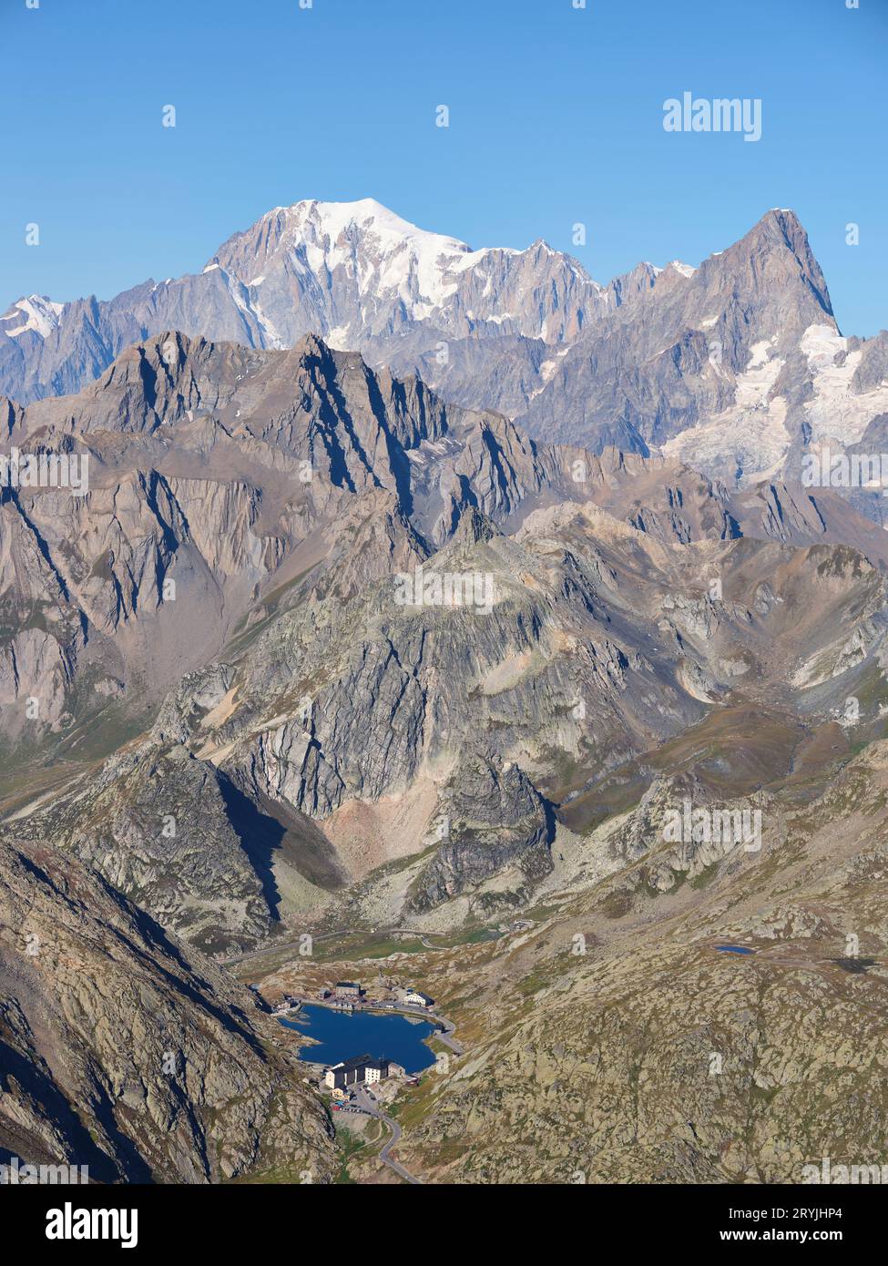 VISTA AEREA. Grand Saint-Bernard Pass (presso il lago). La seconda metà del lago fino al Monte bianco in lontananza è l'Italia, in primo piano la Svizzera. Foto Stock