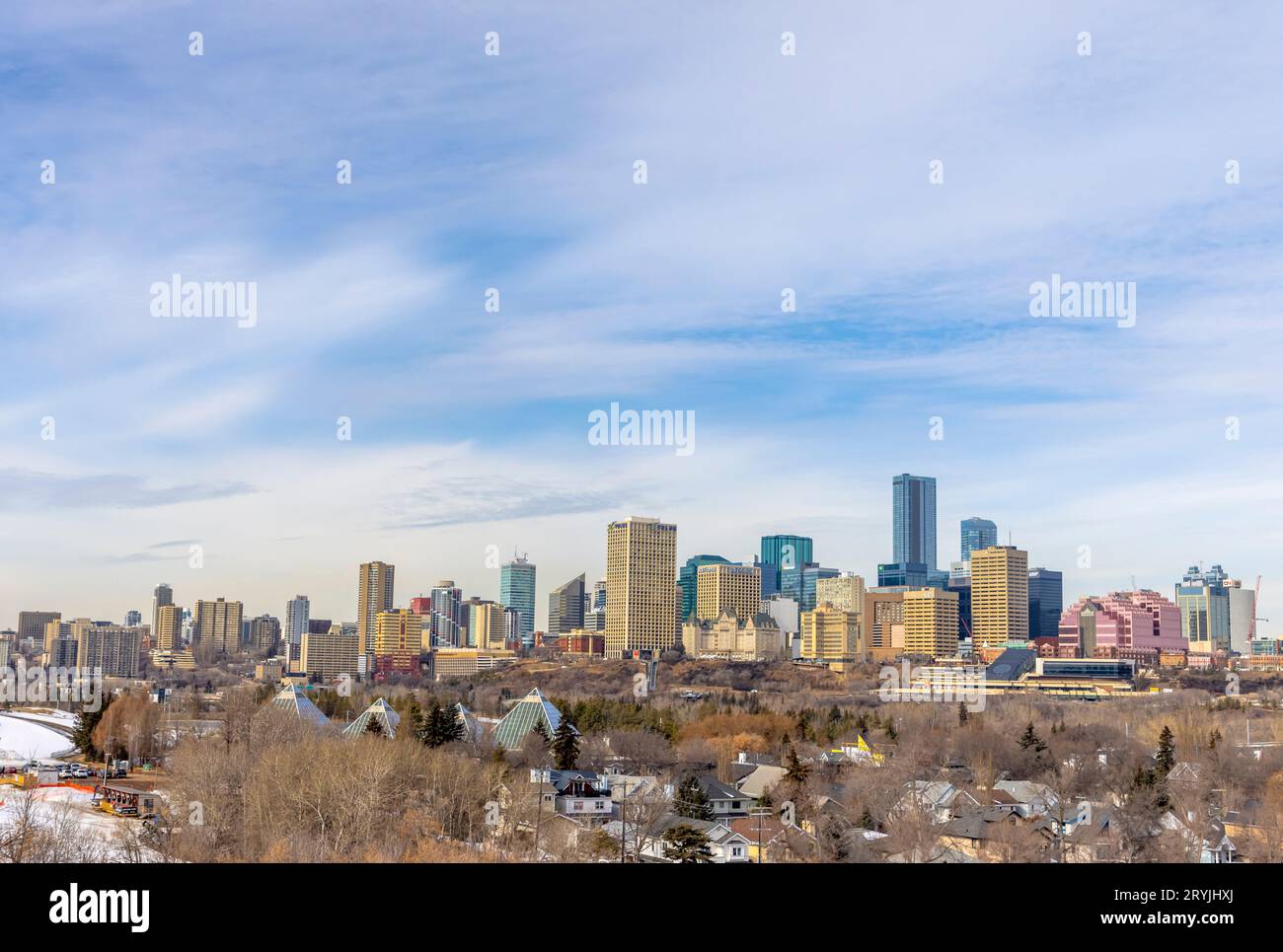 Edmonton, Alberta. Mar 30, 2023. Skyline del centro di Edmonton al mattino con Muttart Conservatory nella vista. Foto Stock