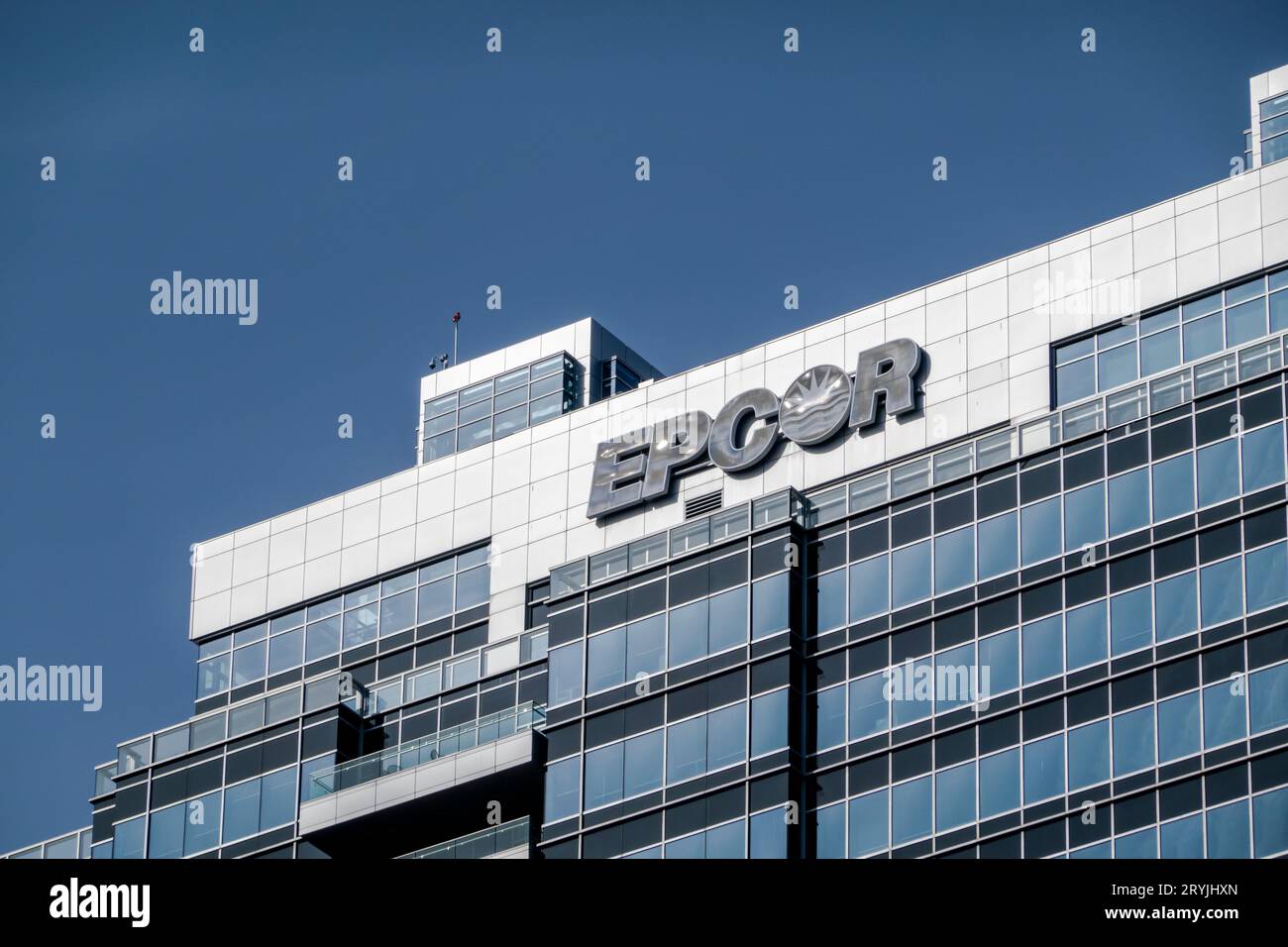 Edmonton, Alberta, Canada. Mar 30, 2023. La parte superiore dell'insegna dell'edificio della Epcor Tower. Foto Stock