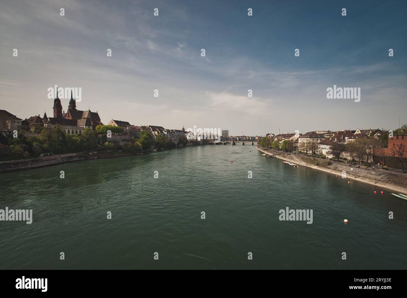 Bella architettura di Basilea, Svizzera, sul fiume Reno in una giornata di sole Foto Stock