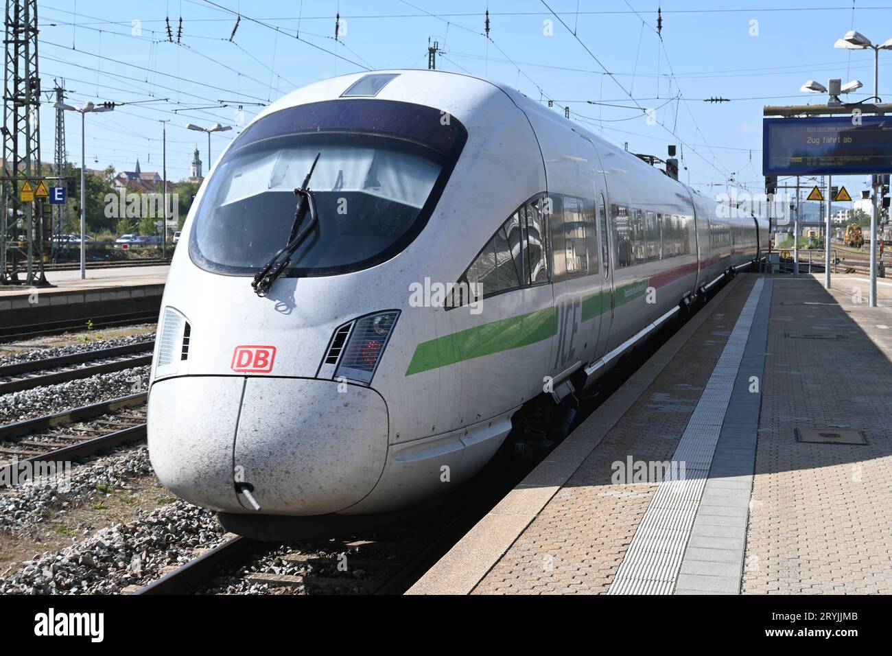 DB Deutsche Bahn. Zugverspätung von ICE 2508, Intercity Express von Passau nach Dortmund am Hauptbahnhof Regensburg *** DB Deutsche Bahn ritardo del treno ICE 2508, Intercity Express da Passau a Dortmund alla stazione centrale di Ratisbona credito: Imago/Alamy Live News Foto Stock
