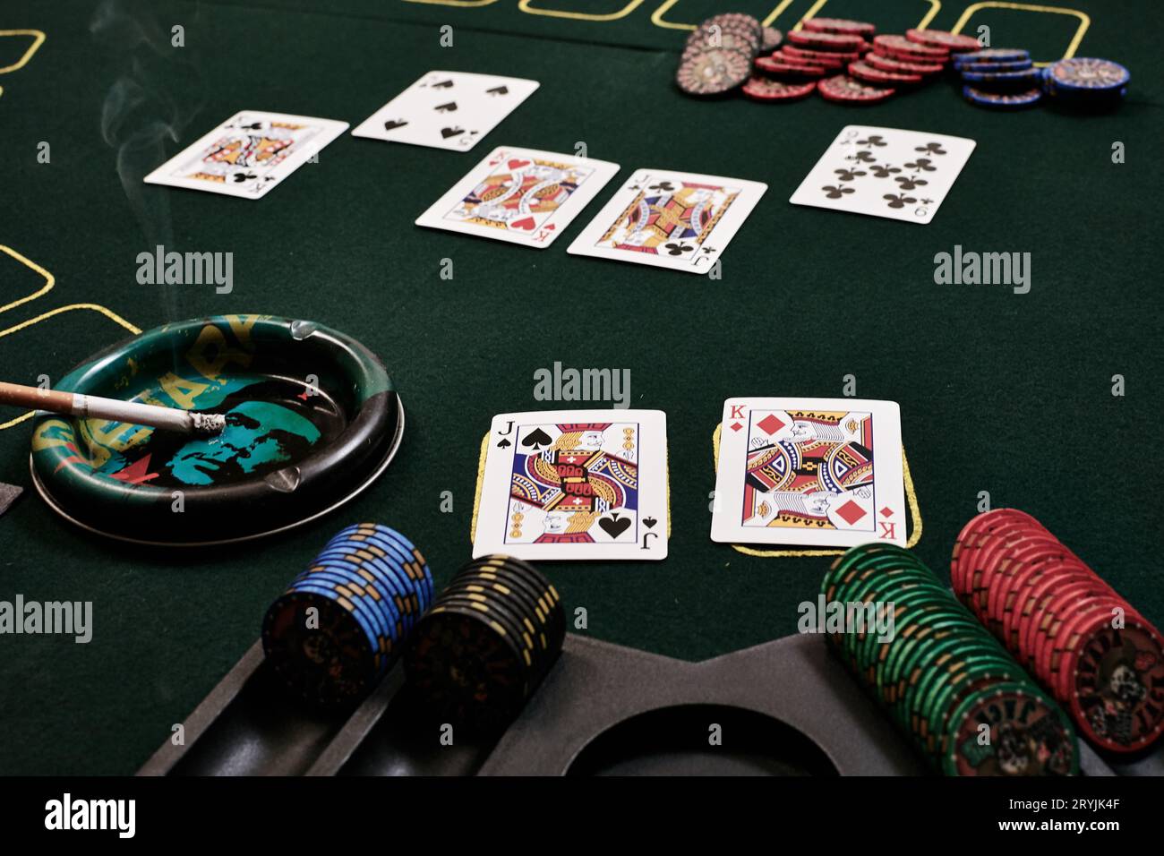 Giocare a poker e vincere il piatto con una casa piena Foto Stock