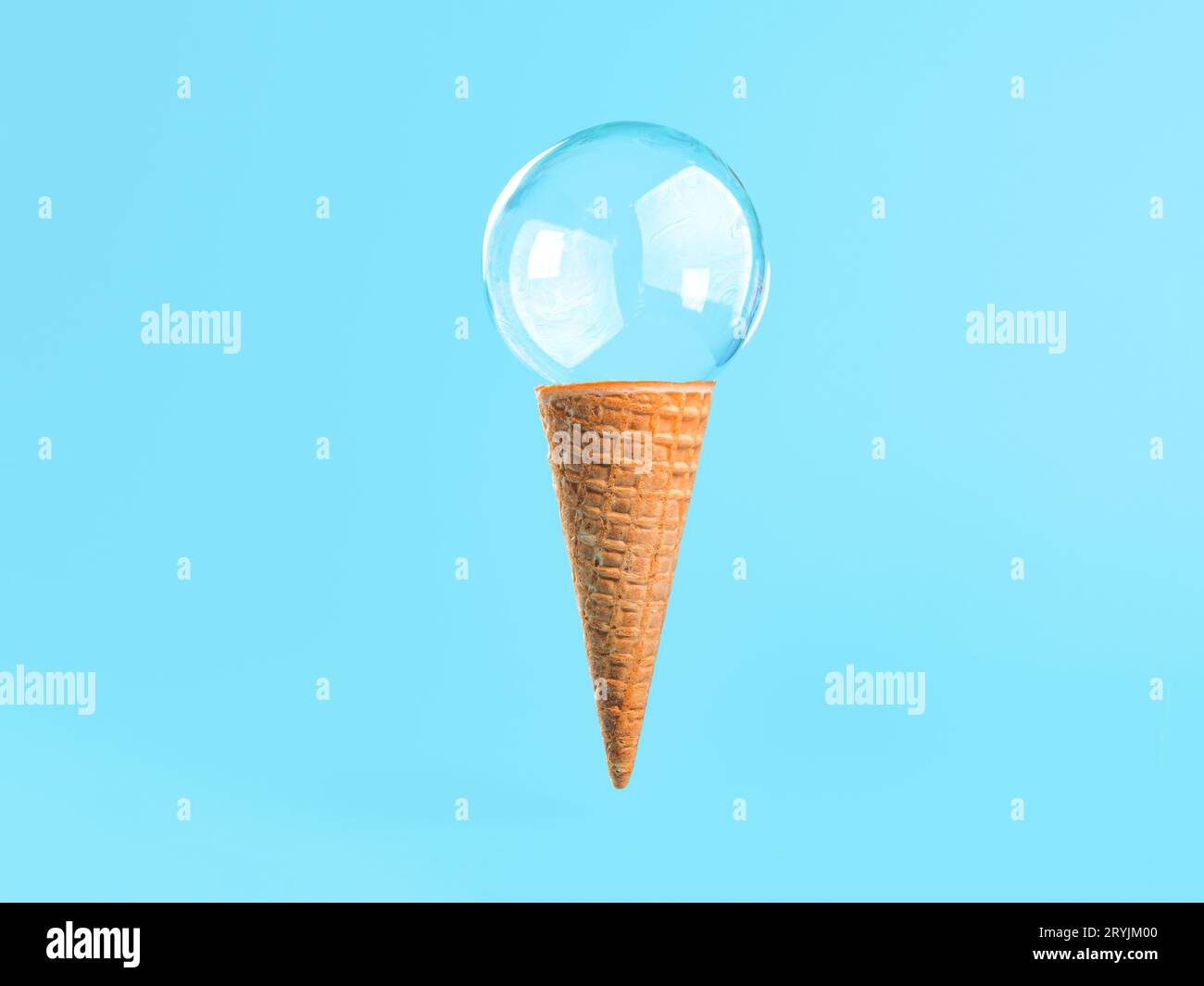 Cono gelato con bolla di sapone su sfondo blu Foto Stock