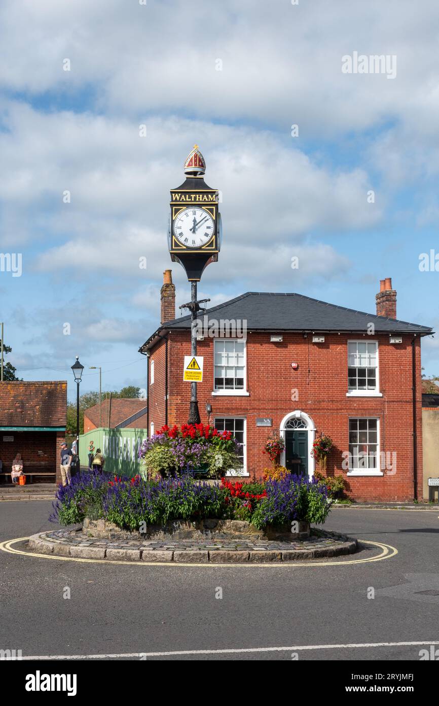 Bishop's Waltham, Hampshire, Inghilterra, Regno Unito, vista sulla strada di St George's Square e orologio nella storica città mercato, in una giornata di sole Foto Stock