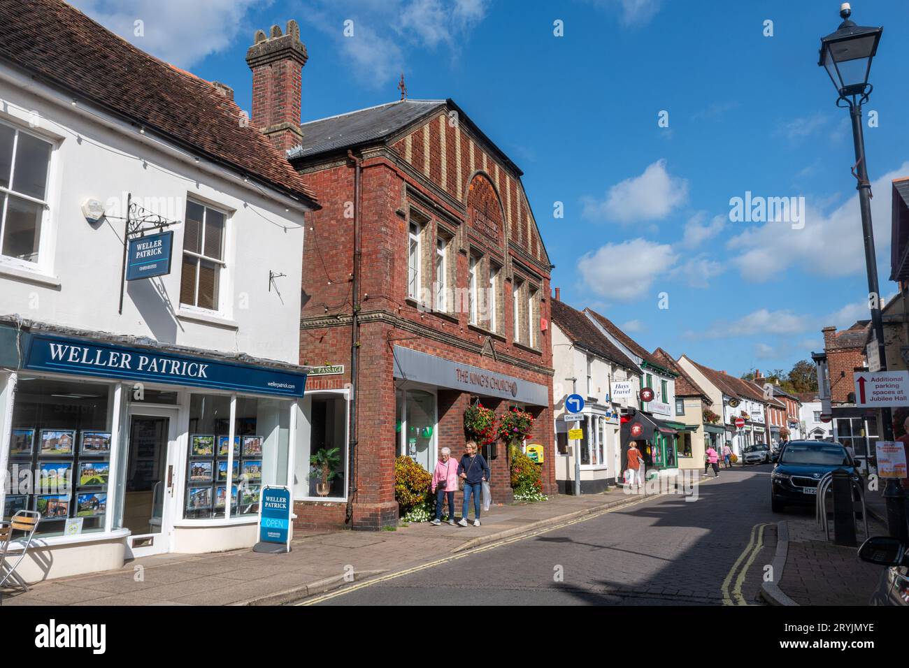 Bishop's Waltham, Hampshire, Inghilterra, Regno Unito, vista su High Street nel centro della città storica, in una giornata di sole Foto Stock