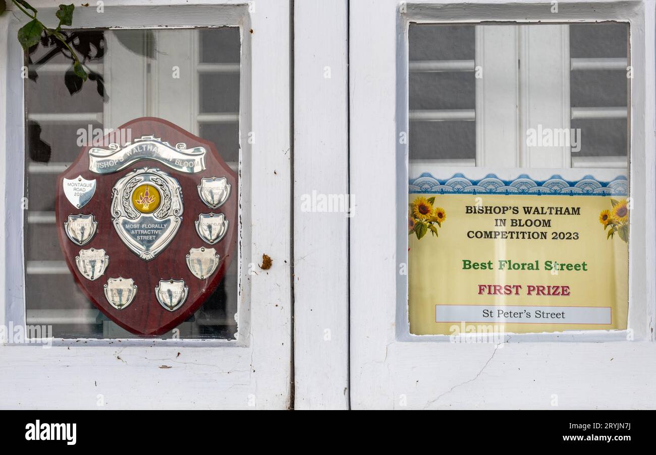 Premio Shield Plaque Trophy per la migliore strada floreale nel Bishop's Waltham in Bloom Competition 2023, Hampshire, Inghilterra, Regno Unito Foto Stock